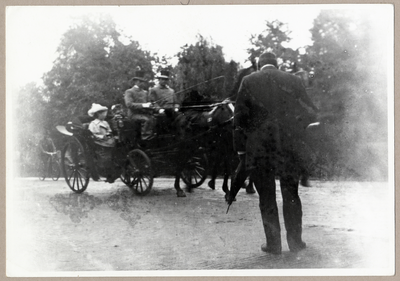 105997 Afbeelding van een bezoek van Koningin Wilhelmina en prins Hendrik aan Utrecht, gezeten in een open rijtuig.